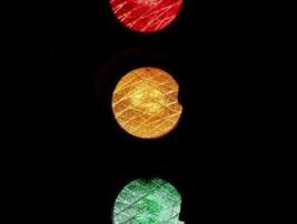 Un semaforo rosso giallo e verde